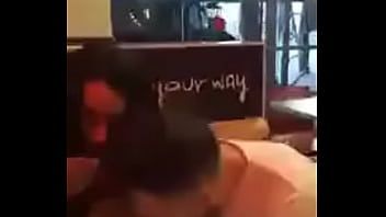Oynat İspanyol genç göğüsleri mcdonalds'ta gösteriyor