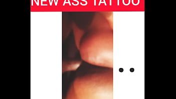 Riproduci Npleasures mostra il suo nuovo tatuaggio sul culo.