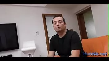 Играть Поклоняемая юная блондинка-бимбо скачет на инструменте мужчины