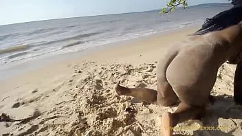 चलाएँ Elvieslutty समुद्र तट पर उसे नग्न गधा दिखा रहा है