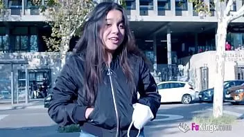 Odtwórz 19-latka z college'u, naga na ulicy i ruchana!