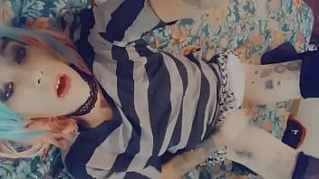 Jouer Salope cosplay sexy attrapant ses seins et se masturbant à la bite