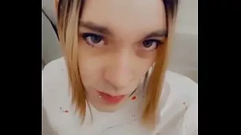 Reproduzir Linda travesti cai de joelhos em minissaia