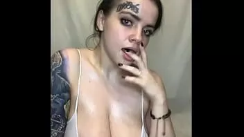 play Inked voluptuos güzellik masaj yağı onun inanılmaz doğal göğüsleri