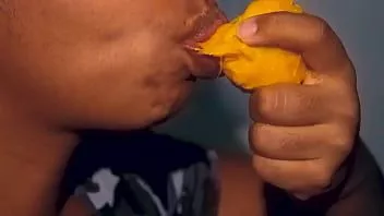 चलाएँ सेक्सी मुंह आबनूस खेल के साथ एक आम
