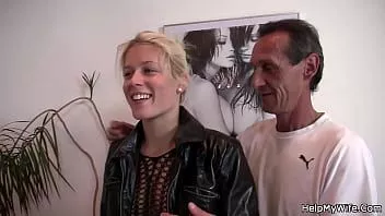 Odtwórz Staruszek dzieli się blond żoną z innym mężczyzną