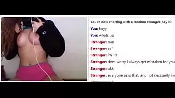 play Симпатичная тинка Omegle показывает задницу и сиськи, почти попалась!