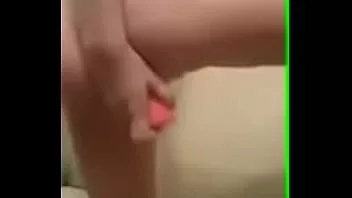 चलाएँ सुनहरे बालों वाली किशोरी masturbates में the बाथटब