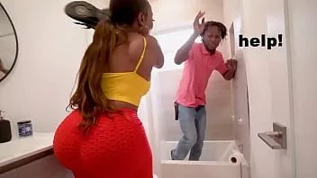 Riproduci Curvy black babe yum thee boss sorprende il fidanzato jay bangher a guardare il porno e si siede sulla sua faccia!