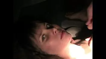 Reproduzir Masha de 21 anos engole esperma no meu carro