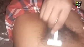 play Ela raspou os pelos do meu pau, usa água para lavar e depois suga