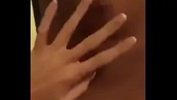 Oynat Ameporn'daki sürtükler göğüslerini gösteriyor