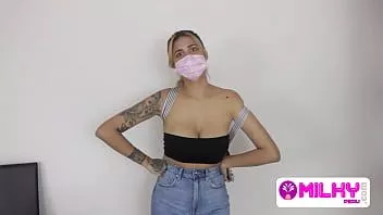 播放 美丽的大奶拉丁美女打扫我的房子和我的鸡巴