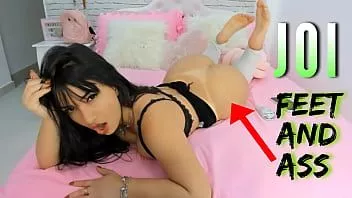 Odtwórz Seksowna brunetka z Brazylii Joi masturbuje się instrukcjami dotyczącymi stóp i kultu tyłka