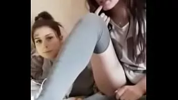 再生 Amepornでばかげていることで遊んでいる2人の熱いロシア人