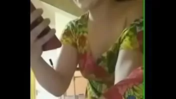 再生 Amepornの既婚ティーンは彼女の友人のおっぱいを示しています