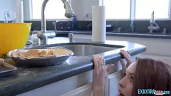 Riproduci Petite Teen Madi Collins diventa duro e selvaggio con Michael Swayze