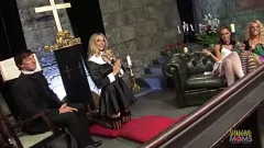 تشغيل لا يمكن أن تقاوم MILFs الدينية دعوة الجنس الجماعي والسكان الكبير في الكنيسة