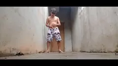 Jouer L'adolescent amateur sinueux tente avec un gros cul et une action en pov de grosse bite à la maison