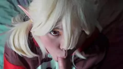 Putar Klee remaja yang lucu di cosplay memberikan blowjob panas untuk petualang terangsang