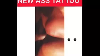 play Npleasures mostra il suo nuovo tatuaggio sul culo.